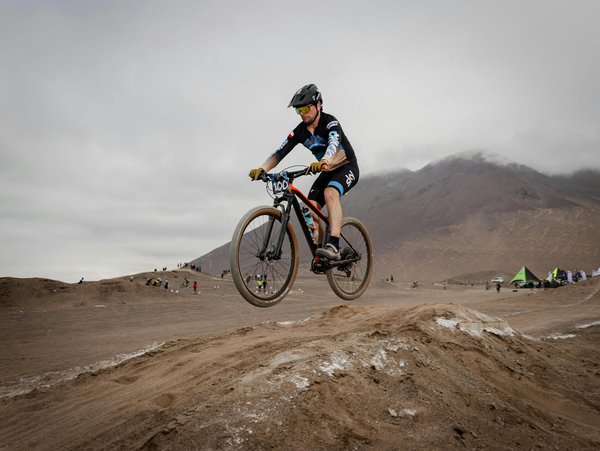 How can swimmers optimize their breathing techniques to reduce drag and enhance speed?